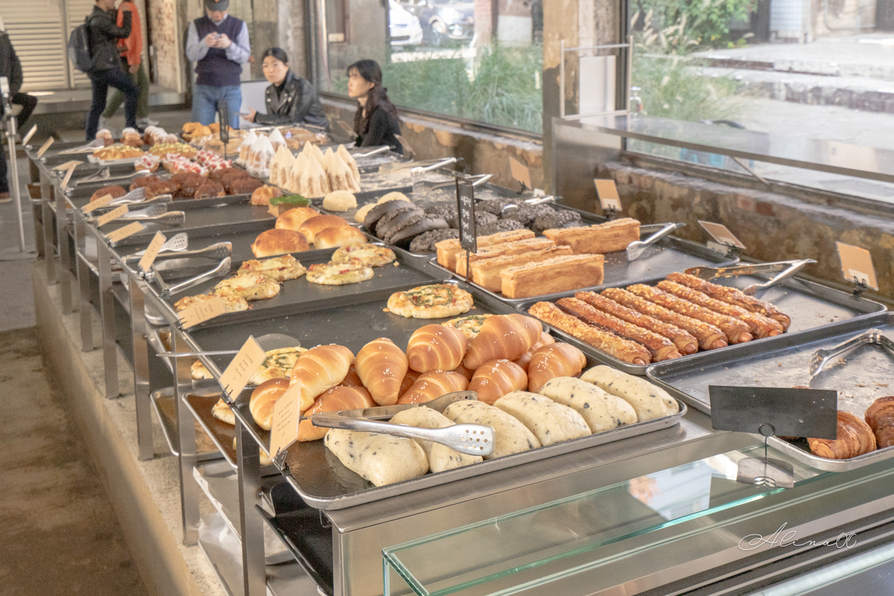 首爾 Cafe Onion 聖水洞店｜廢墟風麵包咖啡廳的時尚個性 @Alina 愛琳娜
