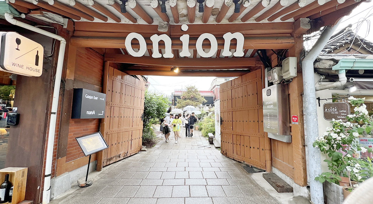 首爾 Cafe Onion 聖水洞店｜廢墟風麵包咖啡廳的時尚個性 @Alina 愛琳娜