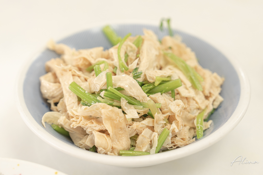 金春發牛肉店｜牛肉麵百年老店，鮮嫩溫體牛清燉、乾拌都好吃 @Alina 愛琳娜
