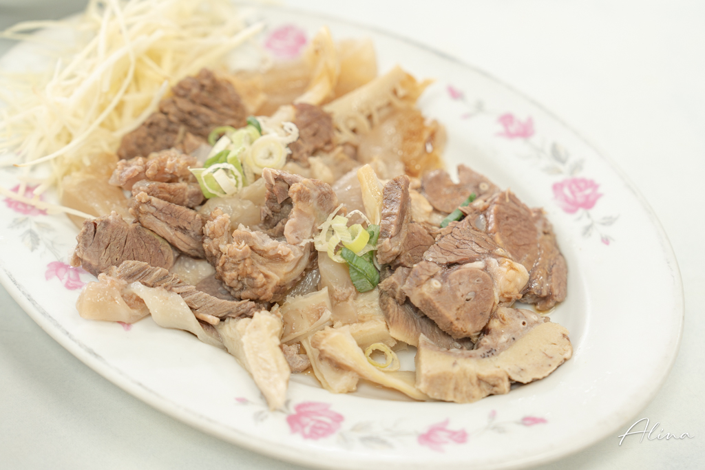金春發牛肉店｜牛肉麵百年老店，鮮嫩溫體牛清燉、乾拌都好吃 @Alina 愛琳娜