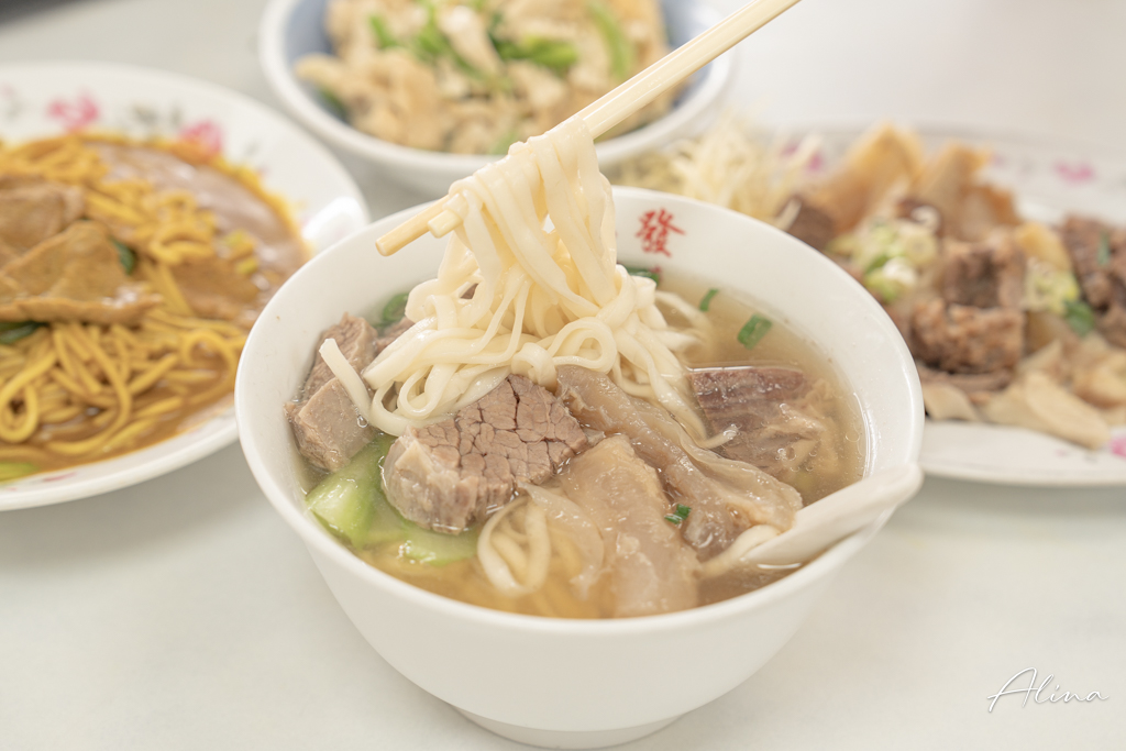 金春發牛肉店｜牛肉麵百年老店，鮮嫩溫體牛清燉、乾拌都好吃 @Alina 愛琳娜