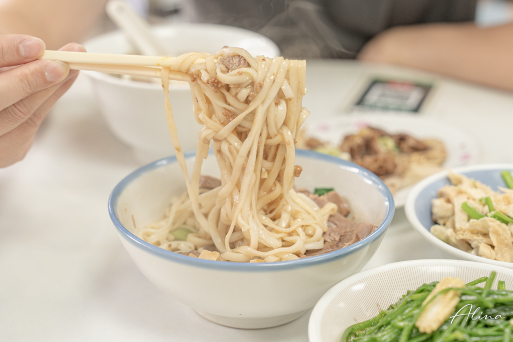 金春發牛肉店｜牛肉麵百年老店，鮮嫩溫體牛清燉、乾拌都好吃 @Alina 愛琳娜