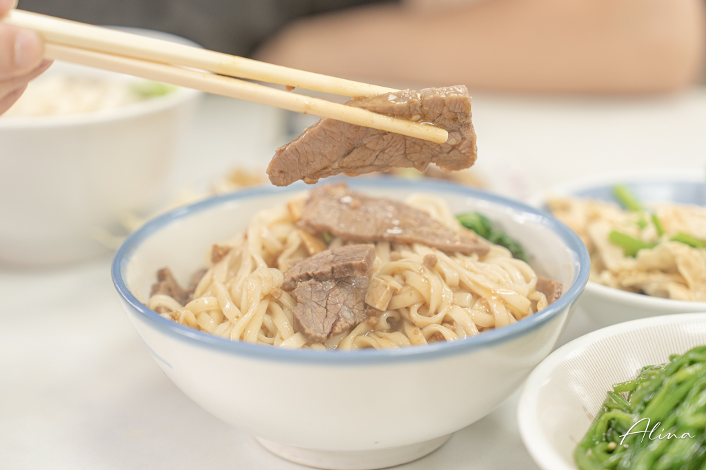 金春發牛肉店｜牛肉麵百年老店，鮮嫩溫體牛清燉、乾拌都好吃 @Alina 愛琳娜