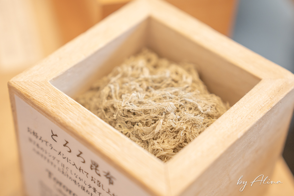 麵屋豬一拉麵離れ｜京都米其林黑白醬油拉麵，分店不用排隊就吃到 @Alina 愛琳娜