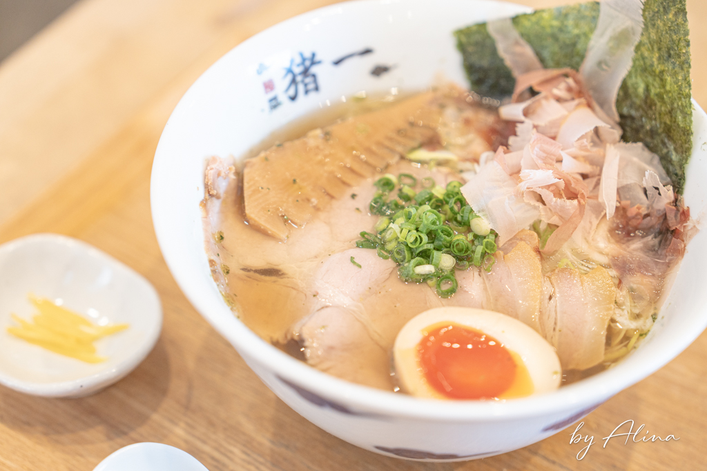 麵屋豬一拉麵離れ｜京都米其林黑白醬油拉麵，分店不用排隊就吃到 @Alina 愛琳娜