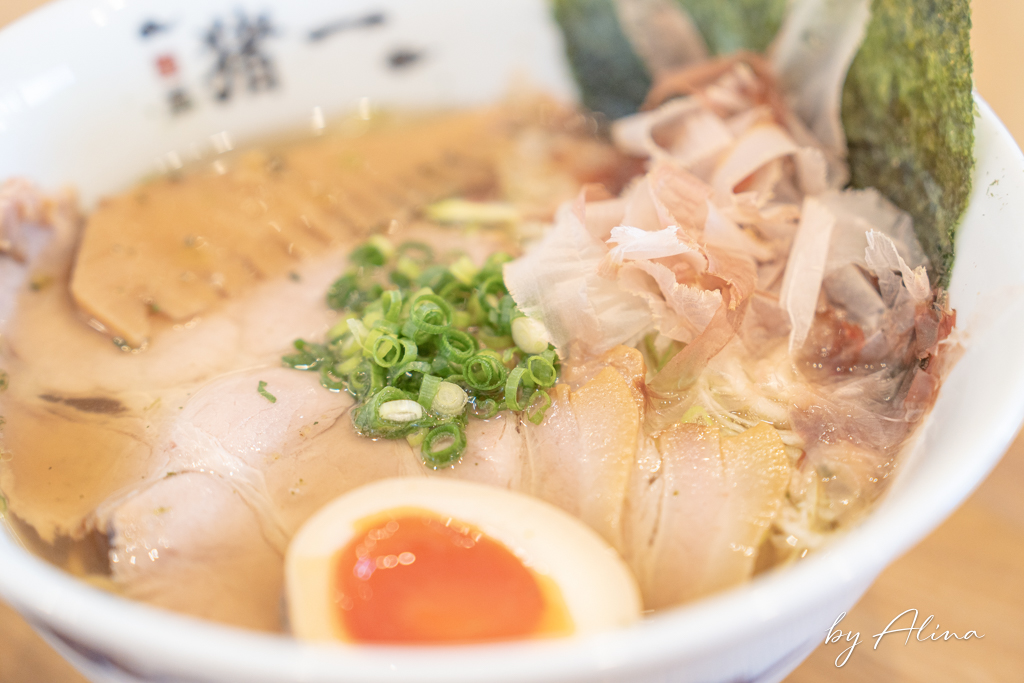 麵屋豬一拉麵離れ｜京都米其林黑白醬油拉麵，分店不用排隊就吃到 @Alina 愛琳娜