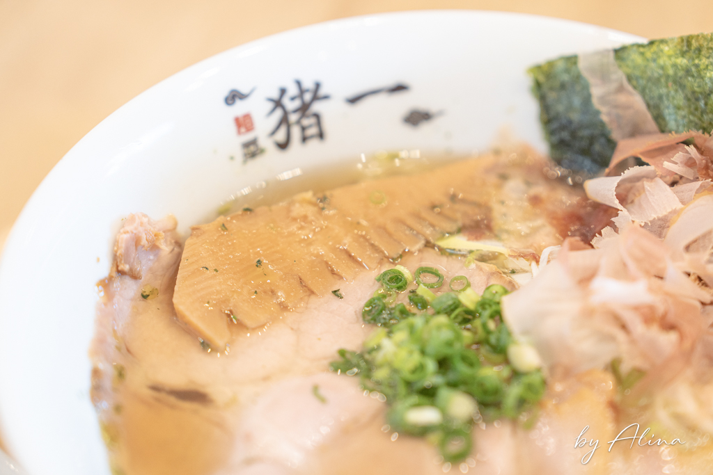麵屋豬一拉麵離れ｜京都米其林黑白醬油拉麵，分店不用排隊就吃到 @Alina 愛琳娜