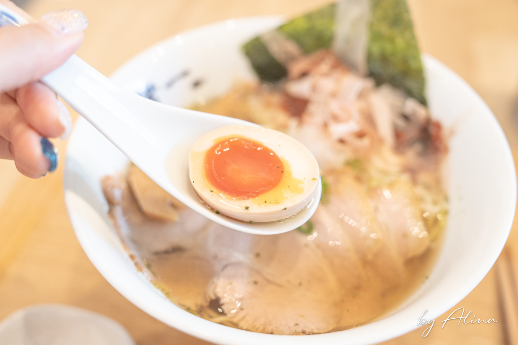 麵屋豬一拉麵離れ｜京都米其林黑白醬油拉麵，分店不用排隊就吃到 @Alina 愛琳娜