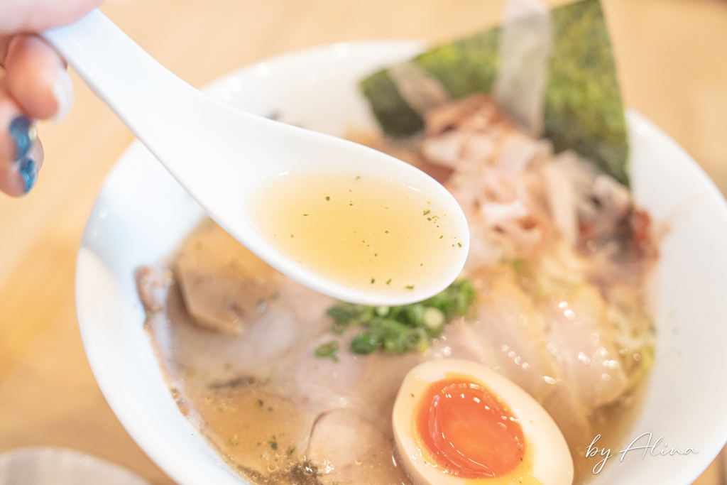 麵屋豬一拉麵離れ｜京都米其林黑白醬油拉麵，分店不用排隊就吃到 @Alina 愛琳娜