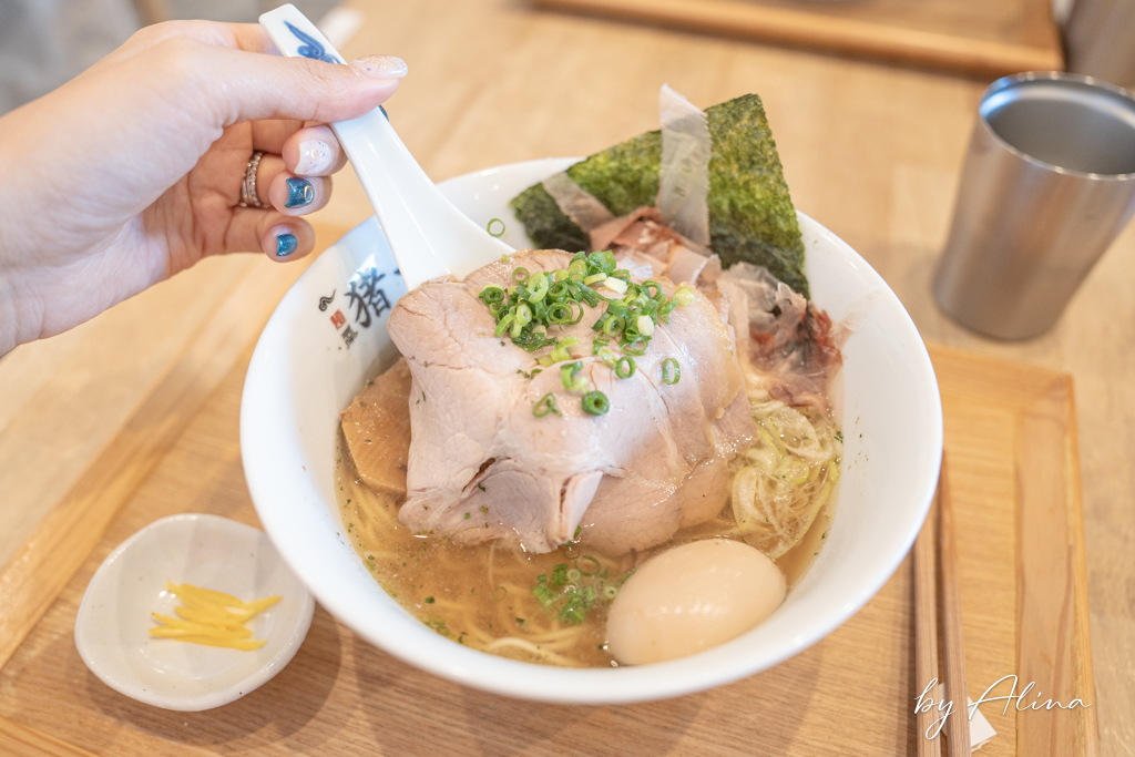 麵屋豬一拉麵離れ｜京都米其林黑白醬油拉麵，分店不用排隊就吃到 @Alina 愛琳娜