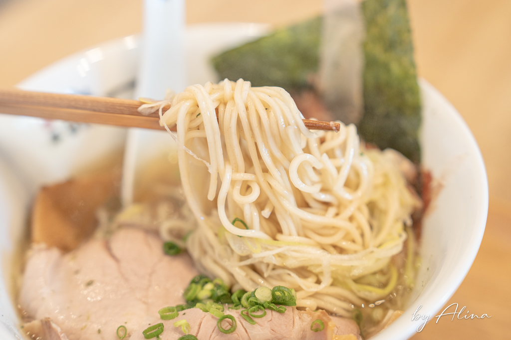 麵屋豬一拉麵離れ｜京都米其林黑白醬油拉麵，分店不用排隊就吃到 @Alina 愛琳娜