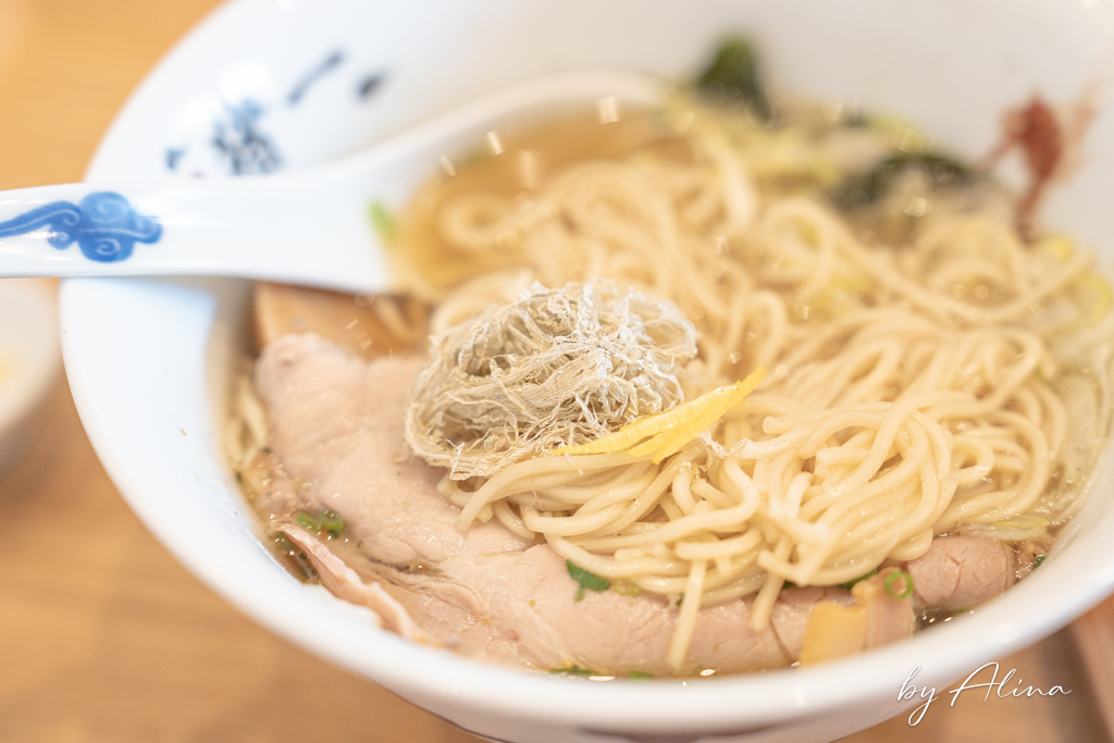 麵屋豬一拉麵離れ｜京都米其林黑白醬油拉麵，分店不用排隊就吃到 @Alina 愛琳娜