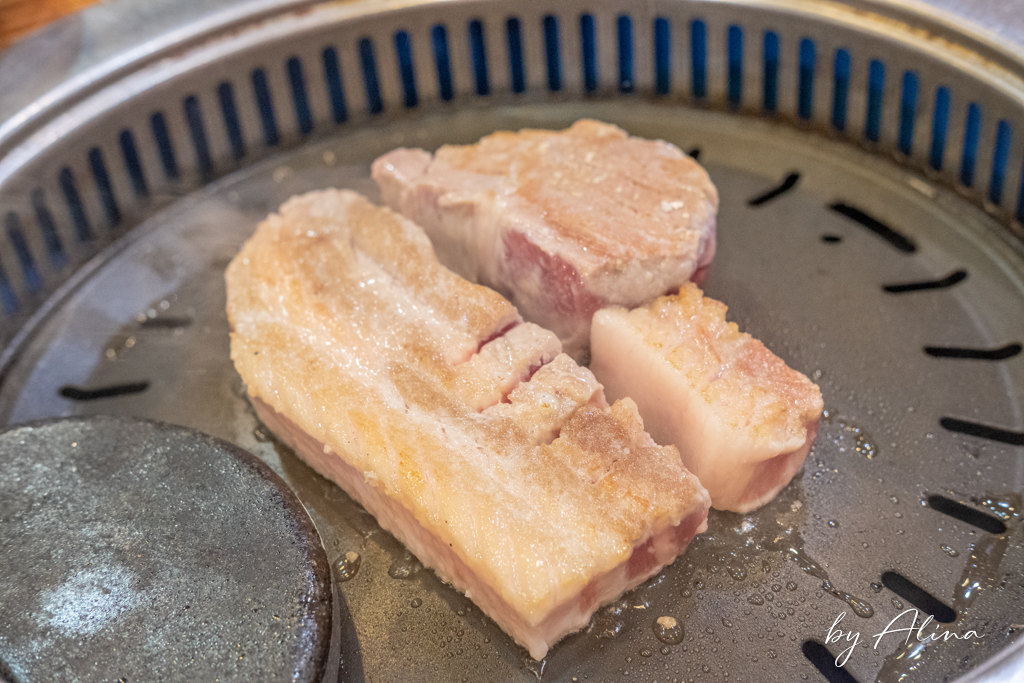 釜山味贊王鹽烤肉｜西面必吃鹽烤豬五花肉，有桌邊烤肉服務 @Alina 愛琳娜