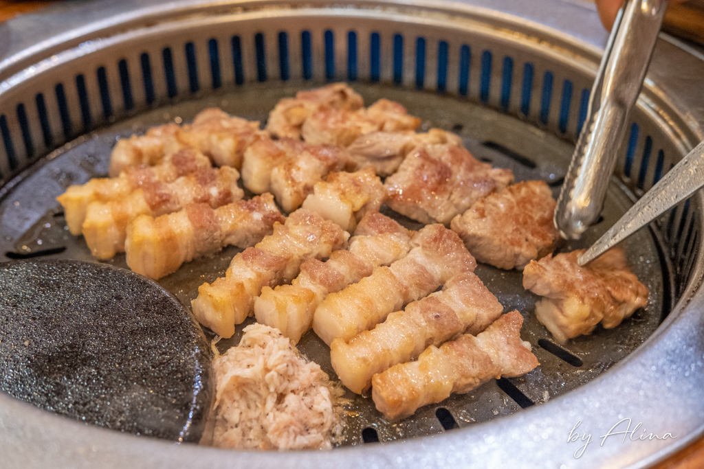 釜山味贊王鹽烤肉｜西面必吃鹽烤豬五花肉，有桌邊烤肉服務 @Alina 愛琳娜