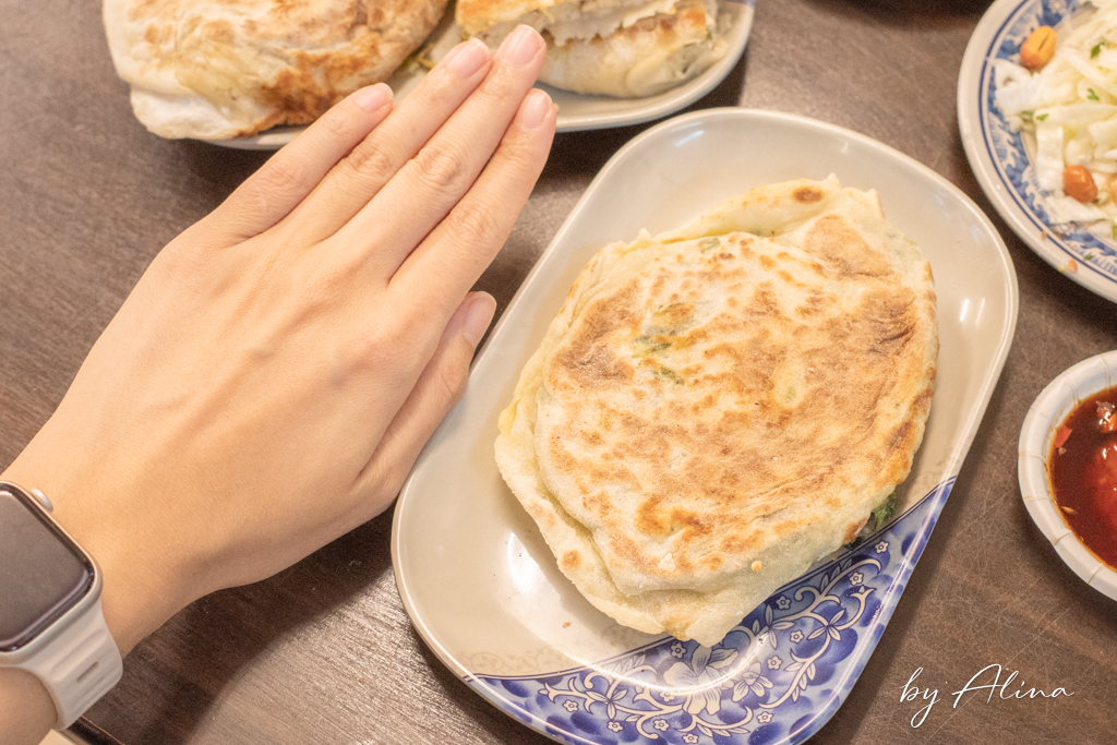 江蘇菜盒店乾烙餅｜台北東區巷仔內小吃，韭菜盒豆腐捲高人氣 @Alina 愛琳娜
