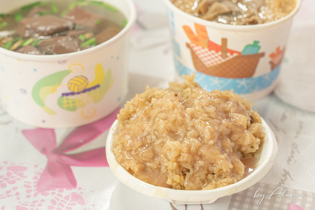 顏家油飯大腸麵線｜內湖737巷40年老店，油飯配豬血湯最經典 @Alina 愛琳娜