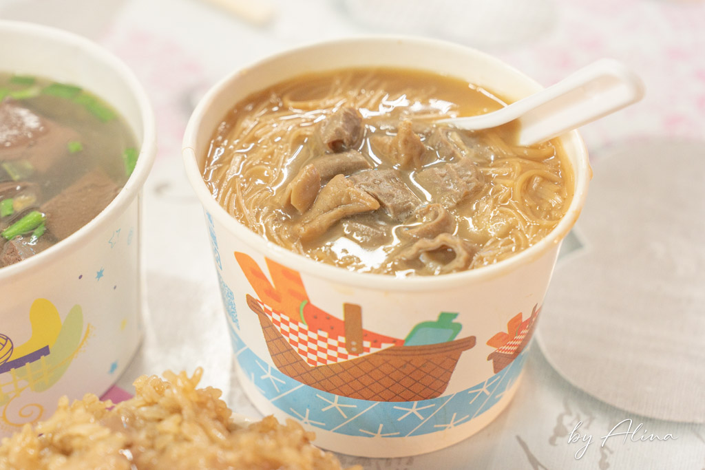 顏家油飯大腸麵線｜內湖737巷40年老店，油飯配豬血湯最經典 @Alina 愛琳娜