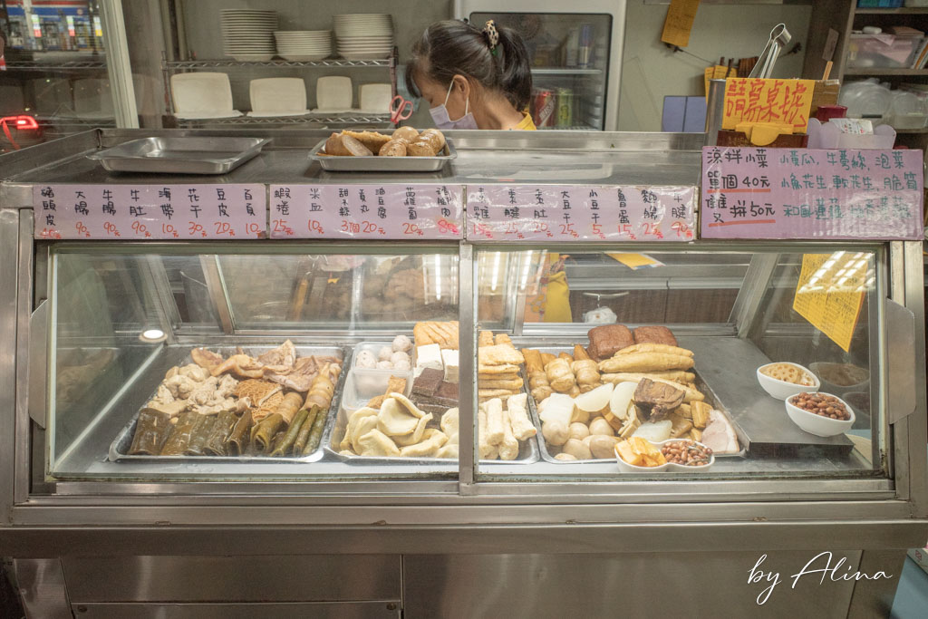 內湖山東餃子館｜聽說上班族都來排隊買外帶，蒸餃幾乎人人都點 @Alina 愛琳娜