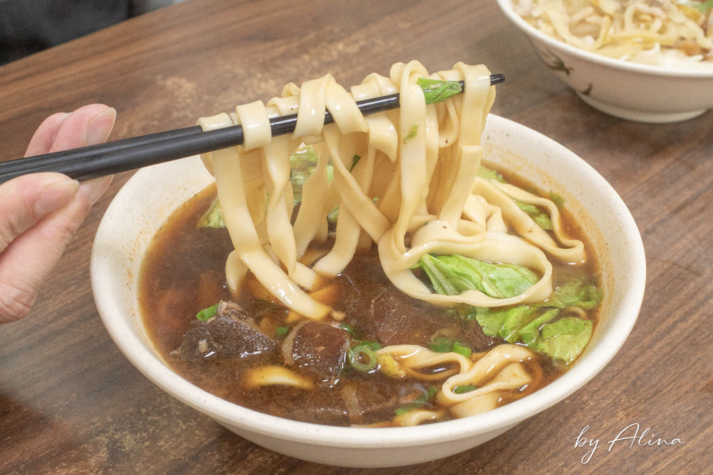 內湖山東餃子館｜聽說上班族都來排隊買外帶，蒸餃幾乎人人都點 @Alina 愛琳娜