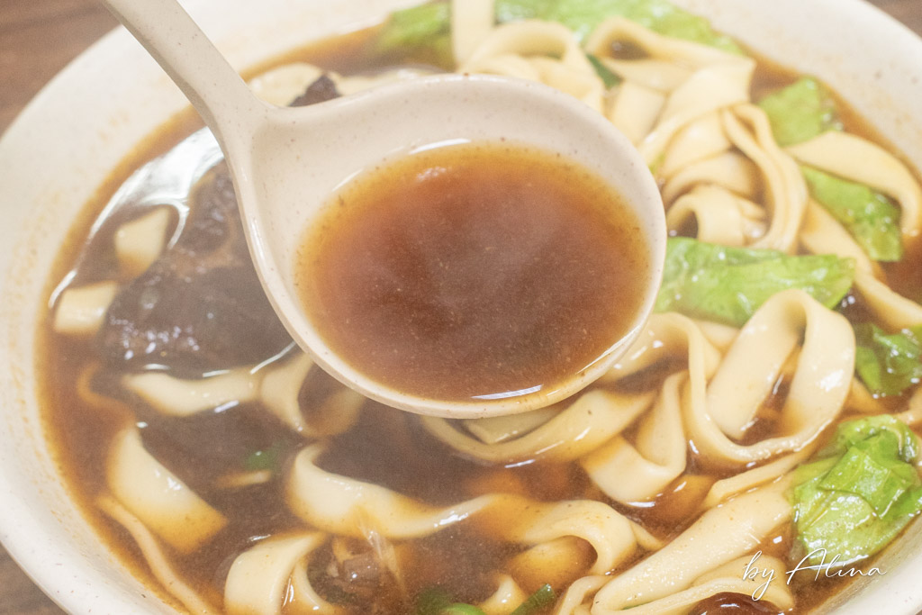 內湖山東餃子館｜聽說上班族都來排隊買外帶，蒸餃幾乎人人都點 @Alina 愛琳娜