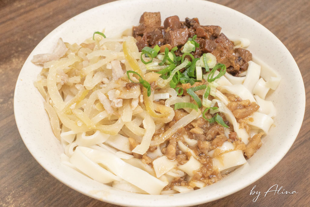 內湖山東餃子館｜聽說上班族都來排隊買外帶，蒸餃幾乎人人都點 @Alina 愛琳娜