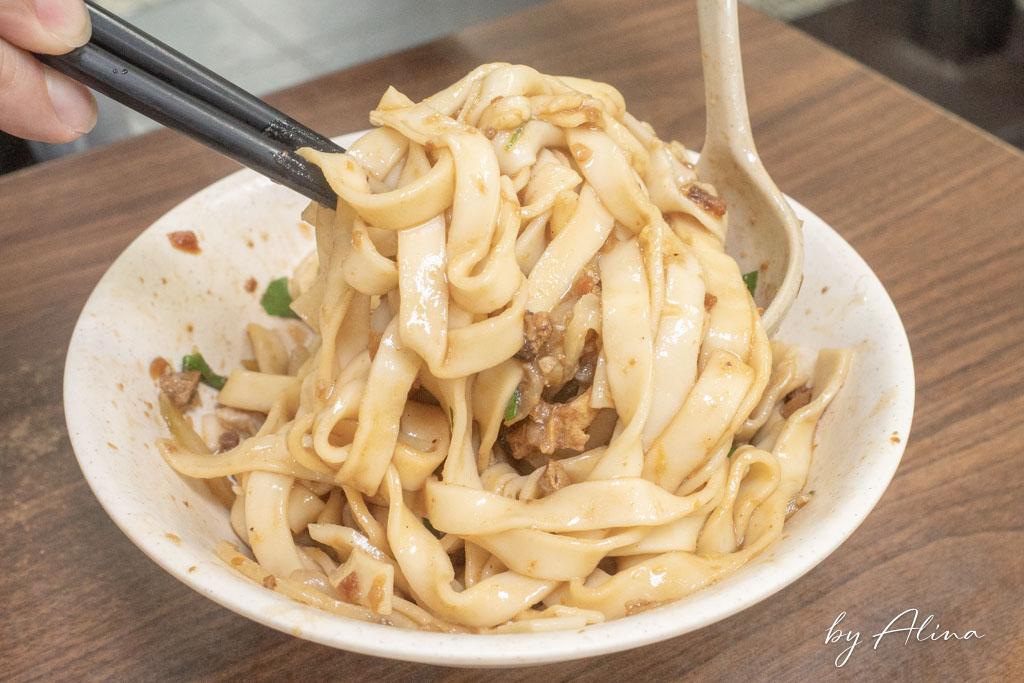 內湖山東餃子館｜聽說上班族都來排隊買外帶，蒸餃幾乎人人都點 @Alina 愛琳娜