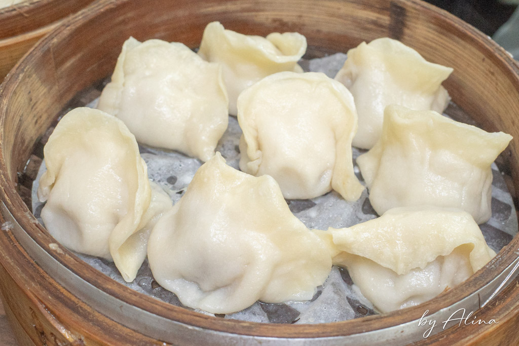內湖山東餃子館｜聽說上班族都來排隊買外帶，蒸餃幾乎人人都點 @Alina 愛琳娜