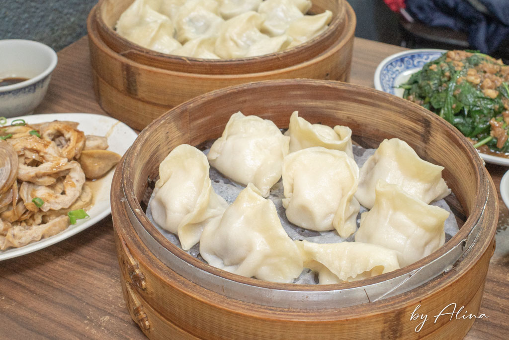 內湖山東餃子館｜聽說上班族都來排隊買外帶，蒸餃幾乎人人都點 @Alina 愛琳娜