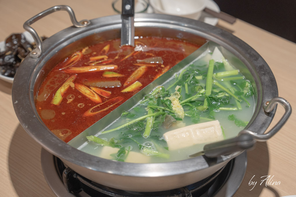 橋頭麻辣鍋｜台北港式鴛鴦火鍋推薦，香菜皮蛋清湯越煮越香 @Alina 愛琳娜