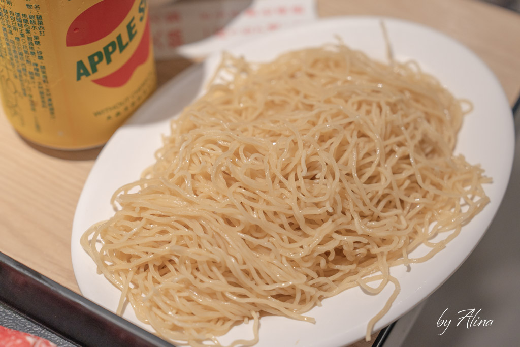 橋頭麻辣鍋｜台北港式鴛鴦火鍋推薦，香菜皮蛋清湯越煮越香 @Alina 愛琳娜