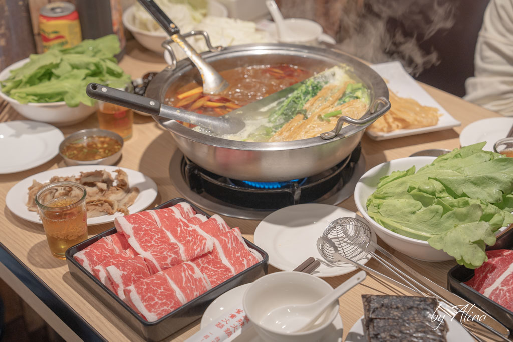 橋頭麻辣鍋｜台北港式鴛鴦火鍋推薦，香菜皮蛋清湯越煮越香 @Alina 愛琳娜