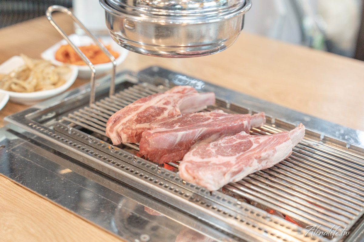 建大羊肉串一條街｜故鄉羊肉串會自動翻烤，炭烤羊肋排嫩彈多汁 @Alina 愛琳娜