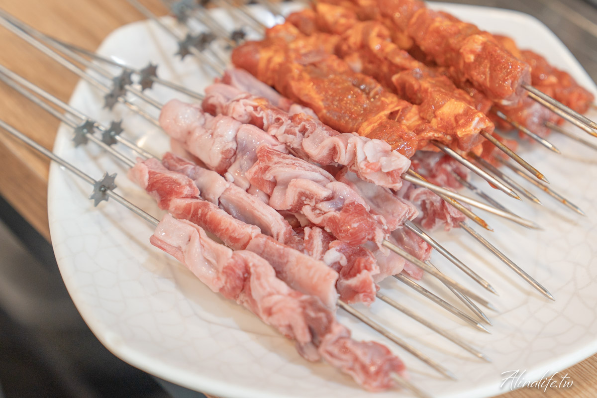 建大羊肉串一條街｜故鄉羊肉串會自動翻烤，炭烤羊肋排嫩彈多汁 @Alina 愛琳娜