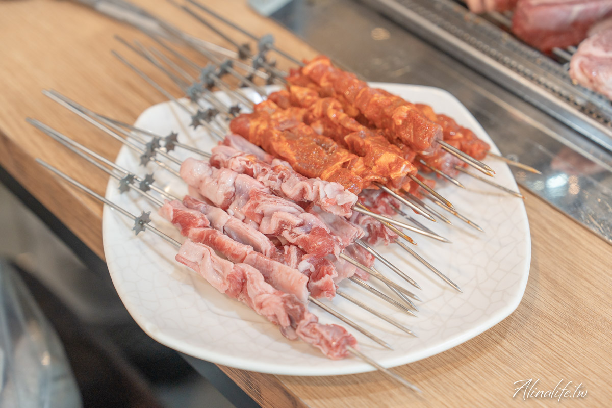 建大羊肉串一條街｜故鄉羊肉串會自動翻烤，炭烤羊肋排嫩彈多汁 @Alina 愛琳娜