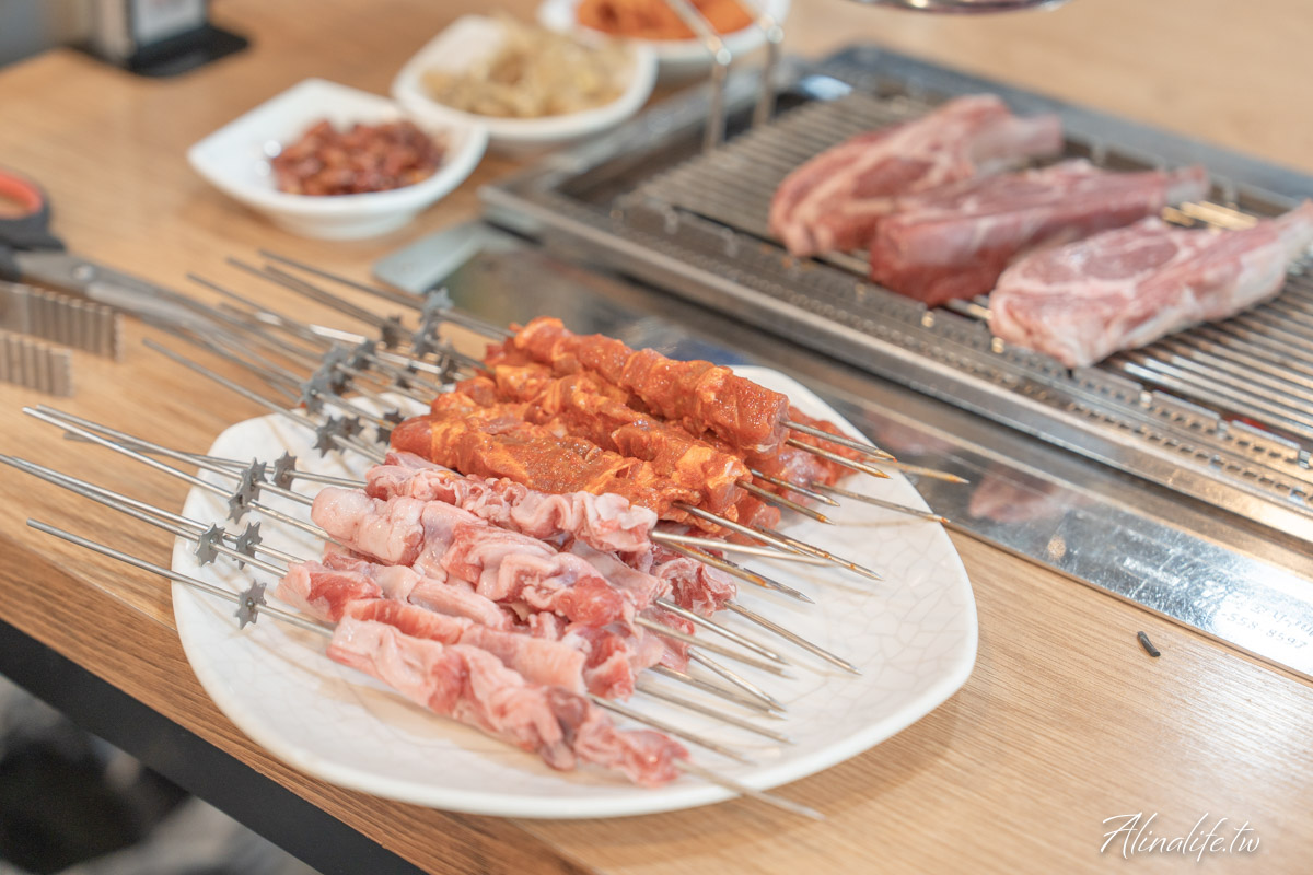 建大羊肉串一條街｜故鄉羊肉串會自動翻烤，炭烤羊肋排嫩彈多汁 @Alina 愛琳娜