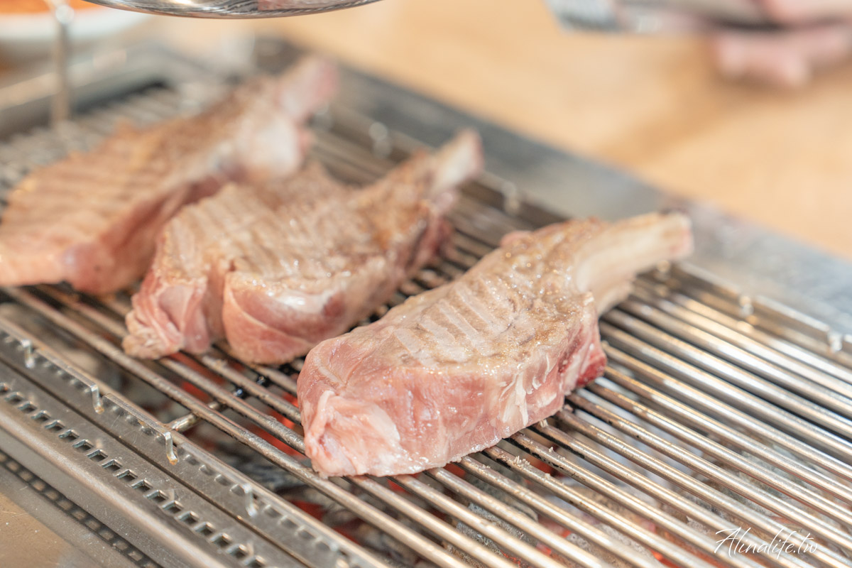 建大羊肉串一條街｜故鄉羊肉串會自動翻烤，炭烤羊肋排嫩彈多汁 @Alina 愛琳娜