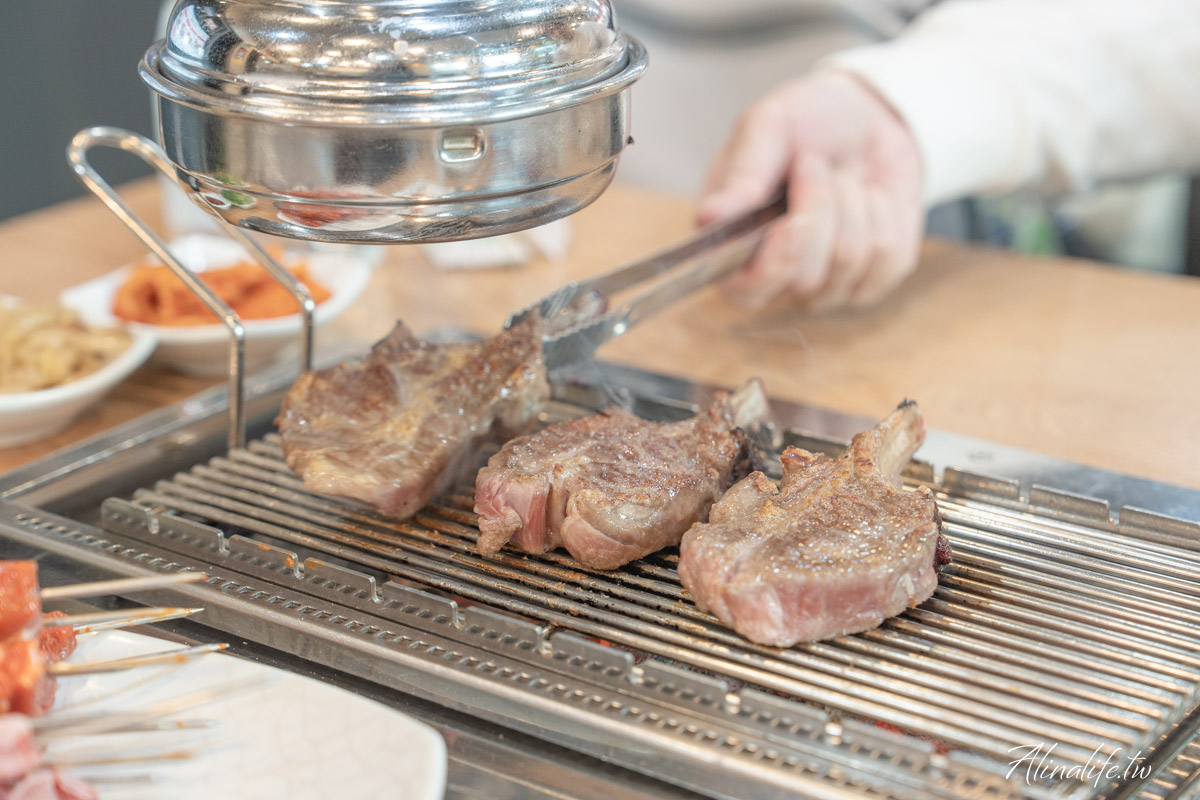 建大羊肉串一條街｜故鄉羊肉串會自動翻烤，炭烤羊肋排嫩彈多汁 @Alina 愛琳娜
