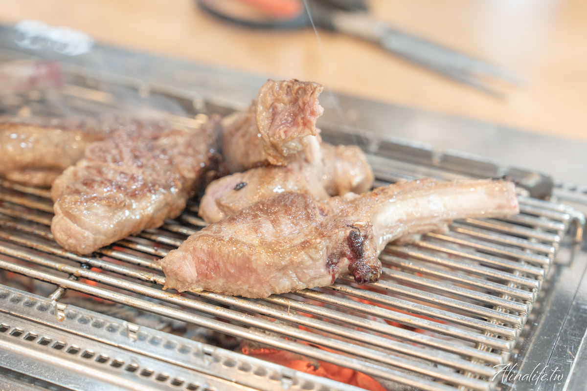建大羊肉串一條街｜故鄉羊肉串會自動翻烤，炭烤羊肋排嫩彈多汁 @Alina 愛琳娜