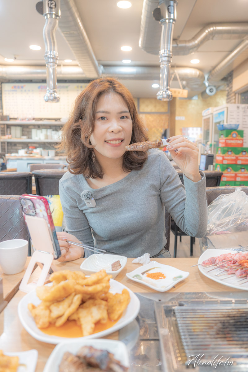 建大羊肉串一條街｜故鄉羊肉串會自動翻烤，炭烤羊肋排嫩彈多汁 @Alina 愛琳娜