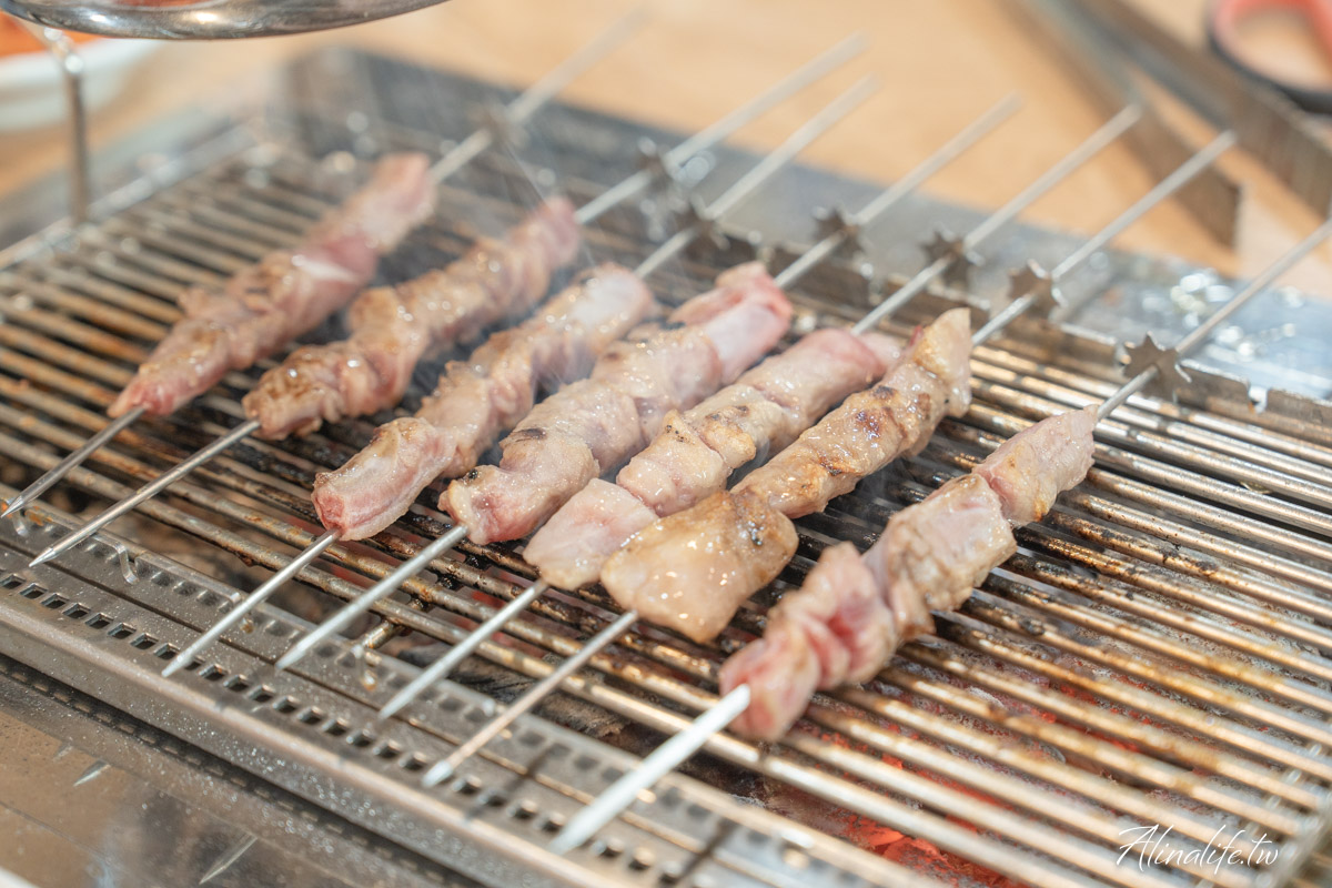 建大羊肉串一條街｜故鄉羊肉串會自動翻烤，炭烤羊肋排嫩彈多汁 @Alina 愛琳娜
