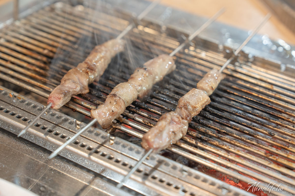 建大羊肉串一條街｜故鄉羊肉串會自動翻烤，炭烤羊肋排嫩彈多汁 @Alina 愛琳娜