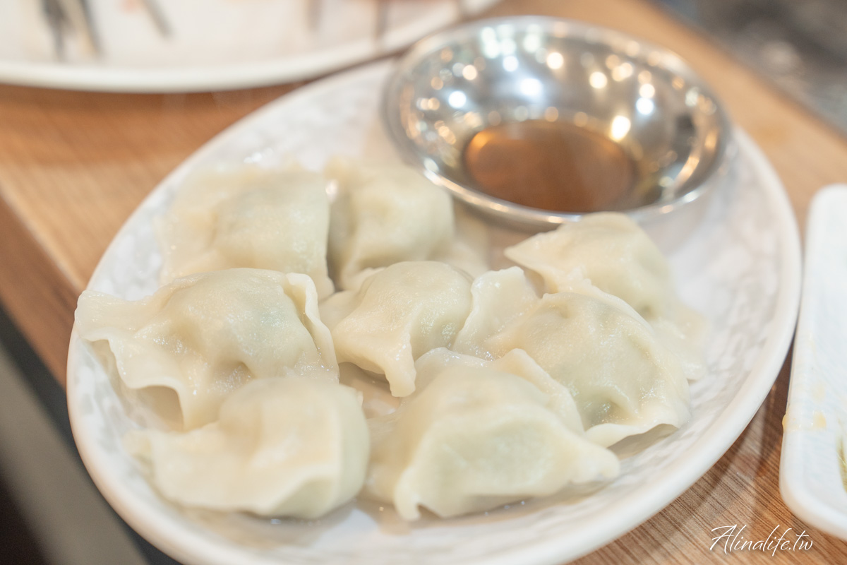 建大羊肉串一條街｜故鄉羊肉串會自動翻烤，炭烤羊肋排嫩彈多汁 @Alina 愛琳娜