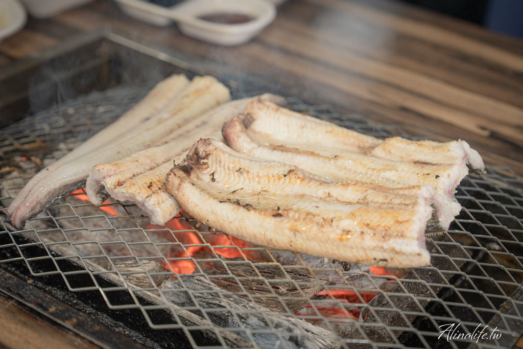 風川炭烤鰻魚｜首爾弘大必吃美食，專人幫烤白鰻、新鮮好吃 @Alina 愛琳娜