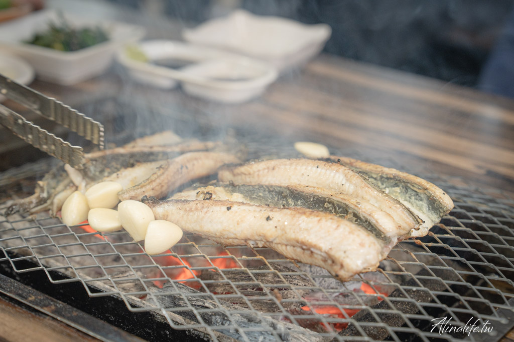 風川炭烤鰻魚｜首爾弘大必吃美食，專人幫烤白鰻、新鮮好吃 @Alina 愛琳娜