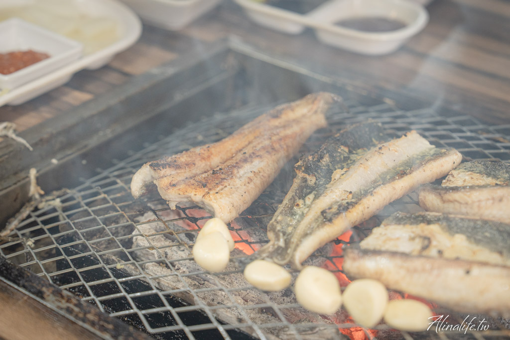 風川炭烤鰻魚｜首爾弘大必吃美食，專人幫烤白鰻、新鮮好吃 @Alina 愛琳娜