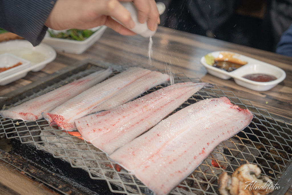 風川炭烤鰻魚｜首爾弘大必吃美食，專人幫烤白鰻、新鮮好吃 @Alina 愛琳娜