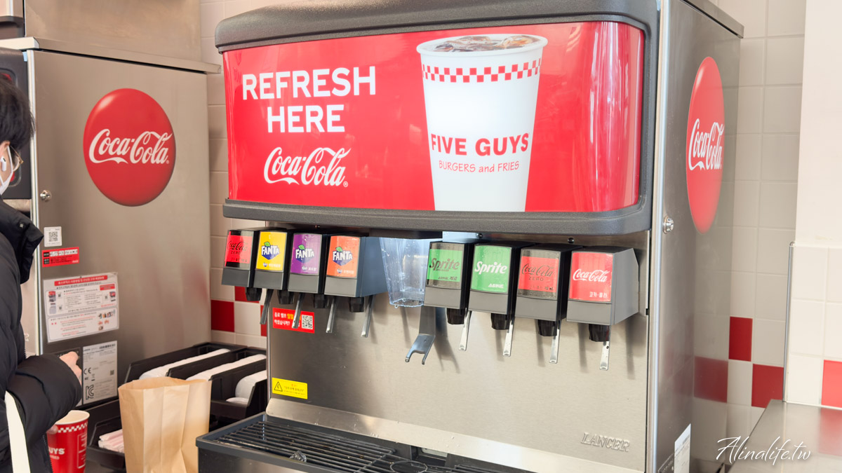 Five Guys 漢堡首爾江南店|培根起司牛肉漢堡配奶昔,豪邁又飽足 @Alina 愛琳娜 Five Guys 漢堡首爾江南店|培根起司牛肉漢堡配奶昔,豪邁又飽足 @Alina 愛琳娜