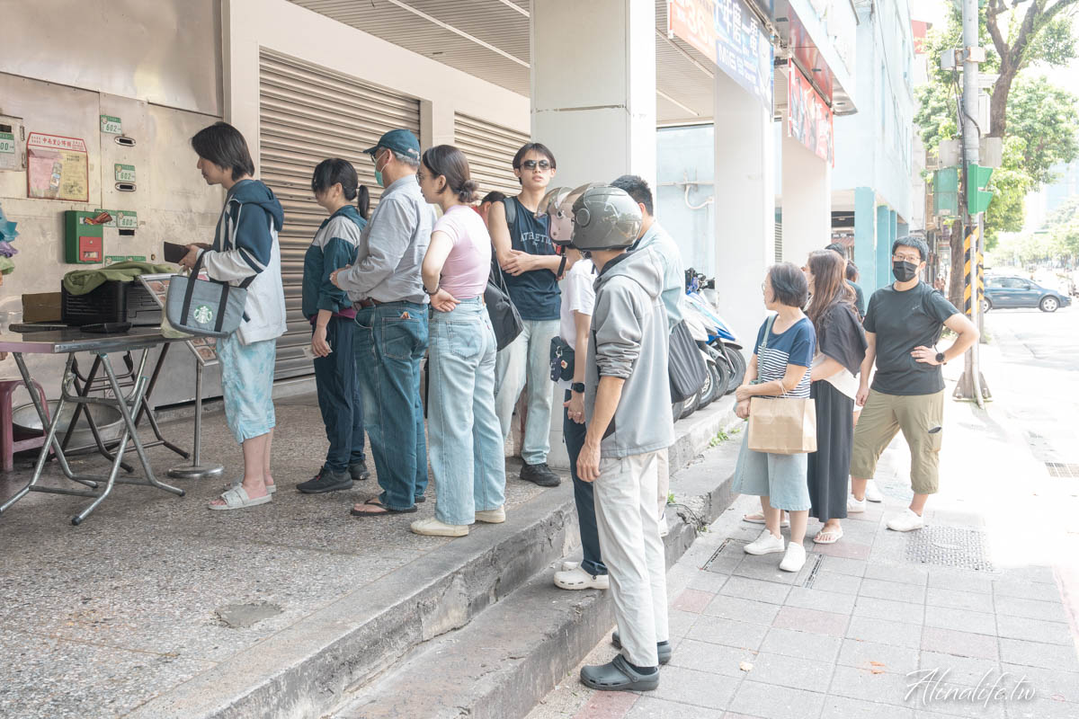 南港老張燒餅店｜招牌胡椒餅一堆人排隊買，但我覺得小酥餅最好吃 @Alina 愛琳娜