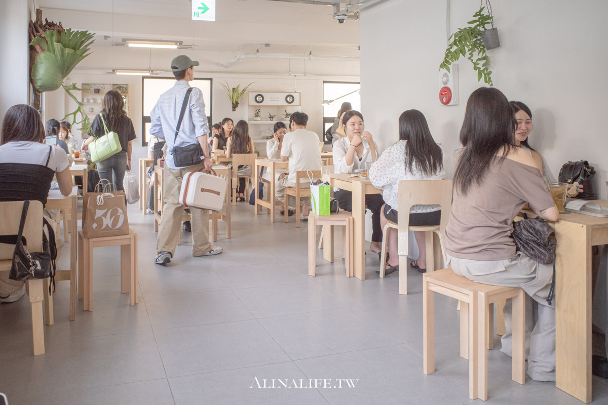 Motibeo 모티버｜西面站水蜜桃雪花冰，配愛心法式吐司療癒好吃 @Alina 愛琳娜