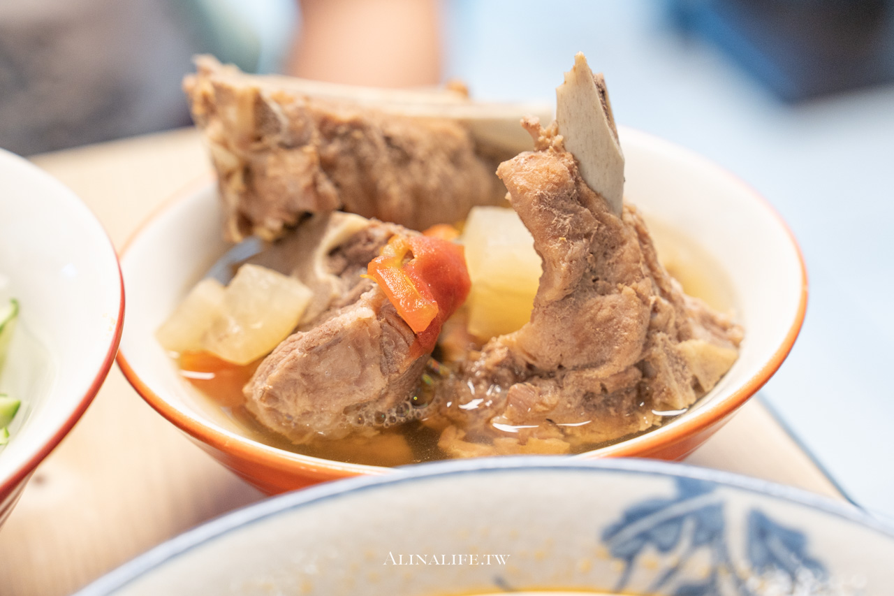半島牛肉麵｜台北牛肉麵冠軍推薦，半筋半肉番茄牛肉麵 @Alina 愛琳娜
